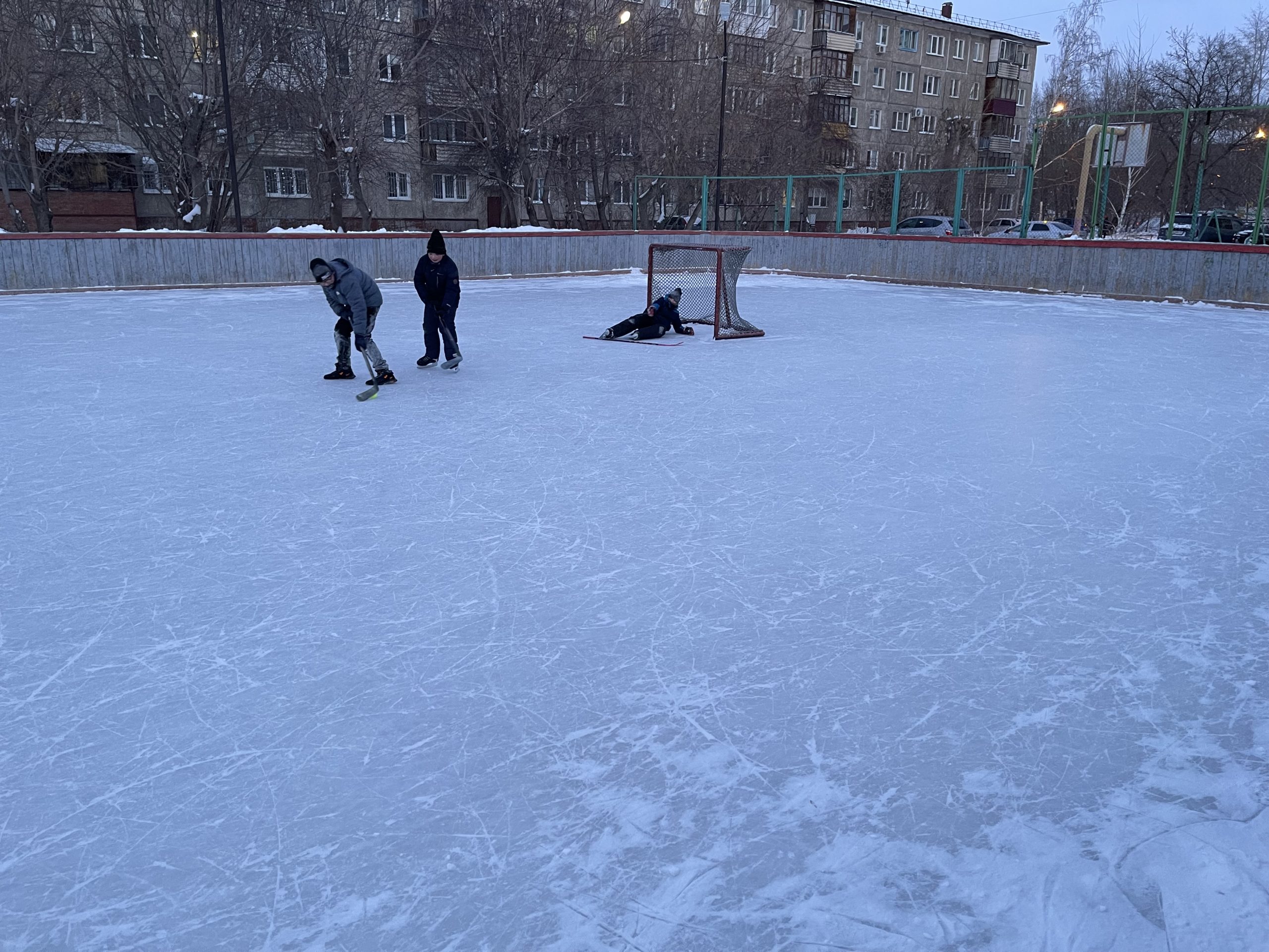 Хоккейная коробка на проспекте Менделеева, 31